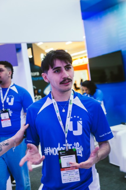 Participante com a camisa da UTMify no evento